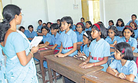 शिक्षक भरती प्रक्रियेत आकड्यांचा खेळ, जागांचा बसेना मेळ!