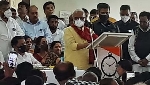 जळगाव येथे राष्ट्रवादी काँग्रेस पक्षाच्या कार्यालयात आढावा बैठकीत बोलताना छगन भुजबळ