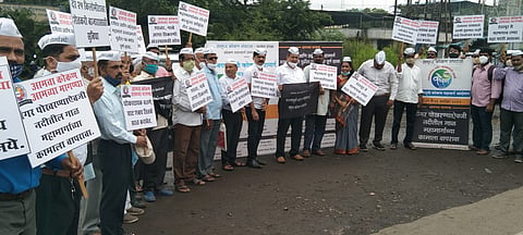 मुंबई-गोवा महामार्गाच्या रखडलेल्या कामाचा निषेध करण्यासाठी कोकणवासिय गेल्या दोन दिवसांपासून कोकण महामार्गावर मानवी साखळी करून उभे आहेत.