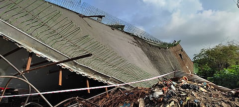 flyover collapses : मुंबईत फ्लायओव्हरचा भाग कोसळला, १४ जखमी