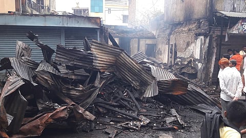गेवराई शहरातील कोल्हेर वेस जवळील माळी गल्ली येथे मध्यरात्री शॉर्टशर्किटने आग लागली. या दुर्घटनेत तीन दुकानांचे मोठे नुकसान झाले.