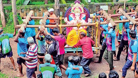 गणेशोत्सव : देवगड - कितीही आधुनिकता आली आणि वाहतुकीच्या सोयी झाल्या तरी पारंपरिक डोलीतून बाप्पांची मूर्ती घरी नेण्यातील आनंद काही वेगळाच असतो. देवगडमधील हे छायाचित्र. (छाया: वैभव केळकर)