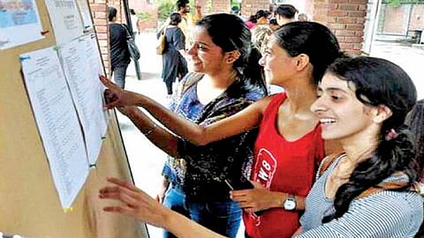 महाविद्यालयात विद्यापीठ शुल्क फलकांचा अभाव