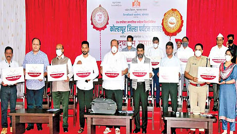 कोल्हापूर : पर्यटन सप्ताहानिमित्त ‘डेस्टिनेेशन कोल्हापूर’ या लोगोचे अनावरण ग्रामविकास मंत्री हसन मुश्रीफ यांच्या हस्ते व पालकमंत्री सतेज पाटील यांच्या प्रमुख उपस्थितीत झाले. यावेळी उपस्थित पर्यटन विभागाचे दीपक हरणे, जिल्हा परिषदेचे अध्यक्ष राहुल पाटील, कुलगुरू डॉ. डी. टी. शिर्के, खा. धैर्यशील माने, आ. ऋतुराज पाटील, आ. चंद्रकांत जाधव, आ. जयंत आसगावकर, आ. राजेश पाटील, जिल्हाधिकारी राहुल रेखावार, पोलिस अधीक्षक शैलेश बलकवडे, महापालिका आयुक्त डॉ. कादंबरी बलकवडे आदी. (छाया : पप्पू अत्तार)