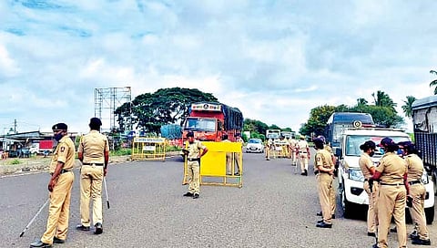 कोल्हापूर : महामार्गावरील किणी टोल नाक्यासह सांगली फाटा, उजळाईवाडी उड्डाणपुलाजवळ पोलिसांचा कडेकोट बंदोबस्त ठेवण्यात आला होता. (छाया : पप्पू आत्तार)