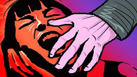 अल्पवयीन मुलीवर अत्याचार