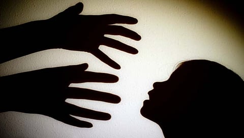 crime news : अल्पवयीन मुलीवर मावस भावाने केला अत्याचार