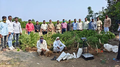 जप्त केलेल्या मुद्देमालासह पाेलिस कर्मचारी.