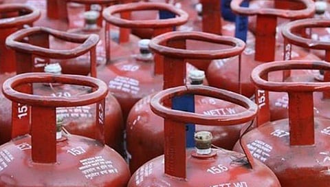 LPG Price Hike : घरगुती गॅस सिलिंडर ५० रुपयांनी महागला, सर्वसामान्यांच्या खिशाला कात्री
