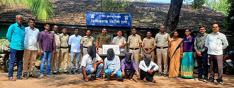अटक केलेल्या संशयित आराेपींसमवेत पाेलिस कर्मचारी.