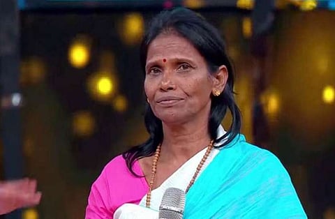 रानू मंडल हिने टी-शर्ट घालून गायिले ‘मनिके मागे हिथे’ गाणे
