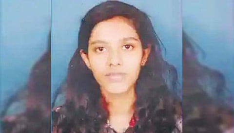 नीट मध्ये मुंबईची कार्तिका नायर देशात प्रथम