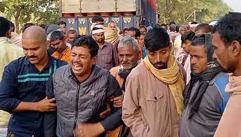 अपघातानंतर मृतांच्या नातेवाईकांनी केलेला आक्रोश हृदय हेलावून टाकणारा ठरला.