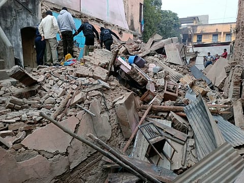 जळगावात दोन मजली इमारत कोसळली; जीवितहानी नाही