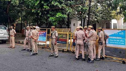कैद्यांनी घातलेल्या धुमाकूळानंतर फारुखाबाद कारागृहाबाहेर पोलिस बंदोबस्त तैनात करण्यात आला आहे.