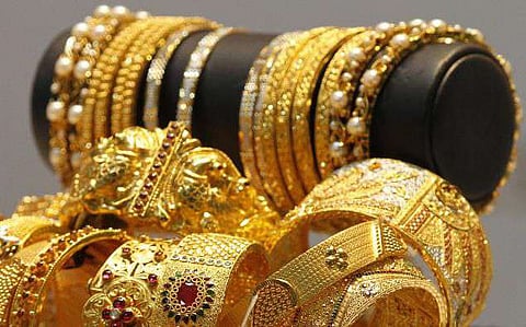 अर्थवृत्त्त : सोने चमकले, चांदी चकाकली; जाणून घ्या सोन्याची किंमती वाढण्याची कारणे