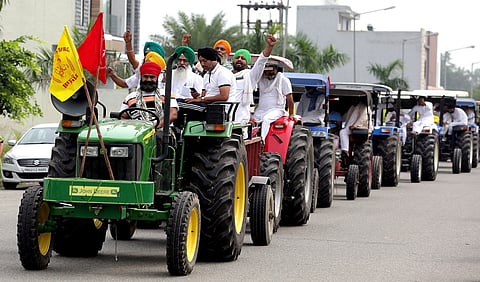 सरकार पुन्हा झुकले; पराली जाळणे गुन्हा नाही, sansad march स्थगित