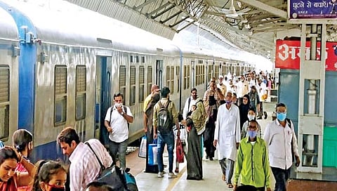 कोल्हापूर रेल्वे स्थानकातून पॅसेंजर ट्रेन दीड वर्षाने रूळावर; सर्व सेवा सुरळीत करण्याची मागणी