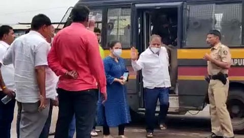 सातारा जिल्हा बँक निवडणूक : प्रभाकर घार्गे कोठडीतून थेट मतदान केंद्रावर !