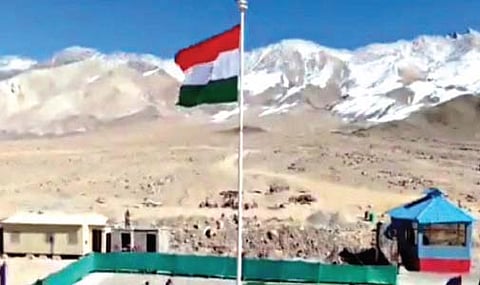 लेहमध्ये 15 हजार फूट उंचीवर फडकला तिरंगा