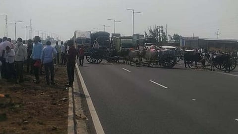 बीड : सक्तीच्या वीजबिल वसुली विरोधात शेतकऱ्यांचा बैलगाडी मोर्चा
