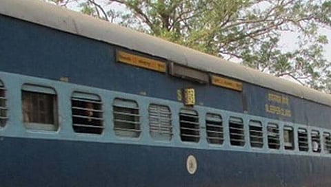 Bomb threat to train : दिल्ली-बंगळूर केके एक्सप्रेसमध्ये बॉम्ब असल्याची धमकी; ‘मॉकड्रिल’मुळे पाेलिसांसह बॉम्ब शोधक पथकाची तारांबळ