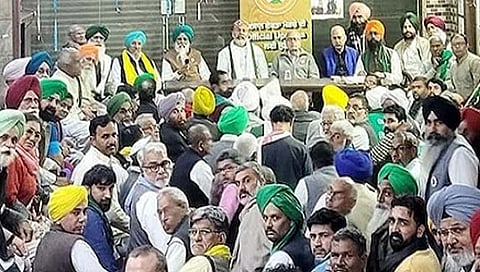 शेतकरी आंदोलनाचे पुढील धोरण ठरविण्यासाठी संयुक्त किसान मोर्चाच्या नेत्यांची आज बैठक झाली.