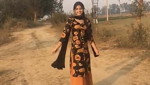 Harnaaz Sandhu : कच्चा रस्ता ते रेड कार्पेट… हरनाज संधूचा प्रवास