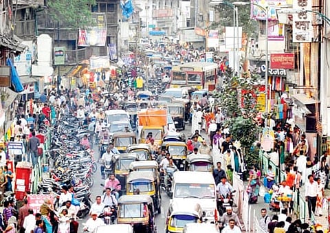 वाहनांच्या गर्दीने तुंबलेला पुण्यातील लक्ष्मी रस्ता