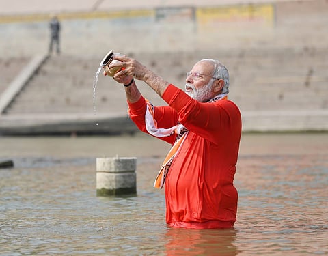मोदी गंगा स्नान करत होते तेथे प्रेते वाहत होती : शिवसेना