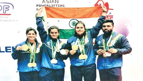 कोल्हापूर : आशियाई पॉवर लिफ्टिंग स्पर्धेत दोन सुवर्ण-दोन रौप्य पदकांची कमाई करणारे कोल्हापूरचे खेळाडू शुभांगी पाटील, जान्हवी सावर्डेकर, ओंकार वाणी, सोनल सावंत.