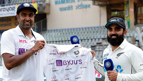 R Ashwin Help : एजाज पटेलच्या Twitter ब्ल्यू टिकसाठी अश्विनची धडपड