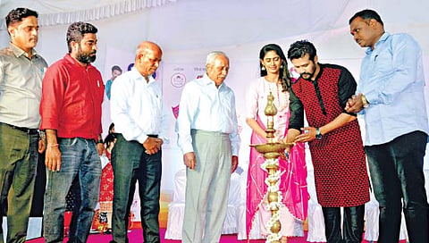 ‘पुढारी’ शॉपिंग अँड फूड फेस्टिव्हलचे दीपप्रज्वलन करून उद्घाटन करताना मल्हार (सौरभ चौघुले) सोबत अंतरा (योगीता चव्हाण), दै. ‘पुढारी’चे समूह सरव्यवस्थापक अनिल पाटील, सहाय्यक सरव्यवस्थापक राजेंद्र मांडवकर, कॅपिटल फूडचे समीर परब, रॉनिक स्मार्ट वॉटर हिटरचे तानाजी पोवार, इव्हेंट मॅनेजर राहुल शिंगणापूरकर आदी.