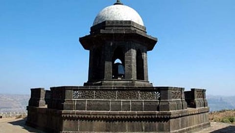 किल्ले रायगडावर शिवसमाधीसमोर पुस्तक पूजन करताना दोघांना अटक