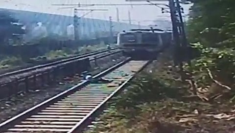 नगर-बीड-परळी रेल्वे मार्गावर इंजिनच्या धडकेने शेतकऱ्यासह गाईचा दुर्दैवी मृत्यू