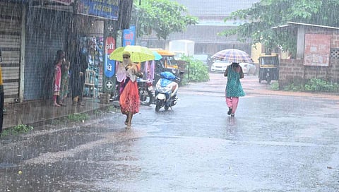 ratnagiri orange alert : रत्नागिरी जिल्ह्याला ऑरेंज अॅलर्ट, आंबा बागायतदारांच्या अडचणीत वाढ