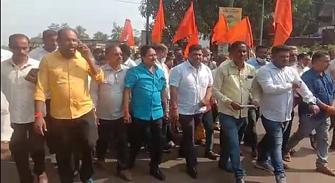 सिंधुदुर्ग : संतोष परब हल्ला प्रकरण; शिवसेनेची पोलिस स्टेशनवर धडक