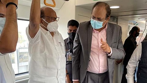 शरद पवार यांनी साेमवारी पिंपरी ते फुगेवाडी मेट्रो सफर केली.