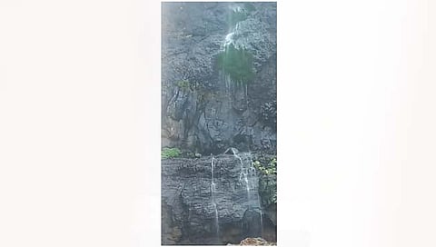 खेड : पर्यटकांना खुणावणावतोय ‘निरीबजी’ धबधबा