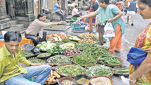 वांगी, गवारपेक्षा सफरचंद स्वस्त