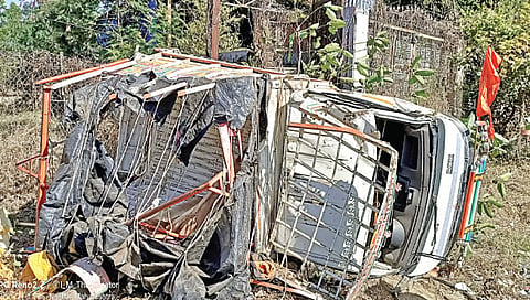 त्र्यंबकला आलेल्या भाविकांचे वाहन उलटले, 11 गंभीर ; 27 किरकोळ जखमी