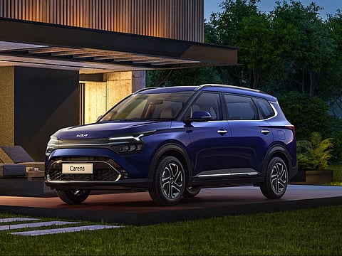 Carens car : Kia कंपनीच्या कारचे भारतात बुकिंग सुरू