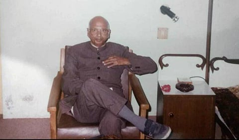 एका नेत्याची फिल्मी कहाणी: न्यायाधीश पदाचा राजीनामा, पहिल्यांदा गावचा सरपंच आणि नंतर थेट मुख्यमंत्री