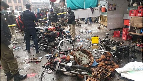 पाकिस्तानमधील लाहोर शहर आज बॉम्बस्फोटाने हादरले. दुपारी शहरातील प्रसिद्ध अनारकली मार्केटमधील पान मंडीत हा बॉम्बस्फोट झाला.