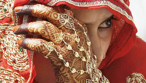 Love Story : १५ वर्षीय विद्यार्थ्याशी शिक्षिकेने केले लग्न