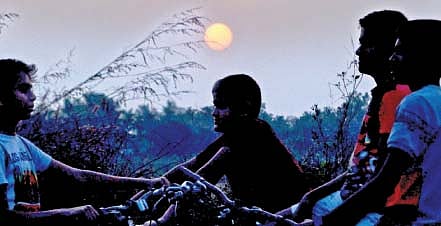 कोल्हापूर : ‘सरत्या वर्षाच्या दिनकराला निरोप देत नव्याने येणारी पहाट ही आयुष्यात चैतन्य निर्माण करणारी जावो’, असे म्हणत तरुणाईकडून ‘हॅप्पी न्यू इअर’च्या शुभेच्छा देण्यात आल्या. (छाया ः पप्पू अत्तार)