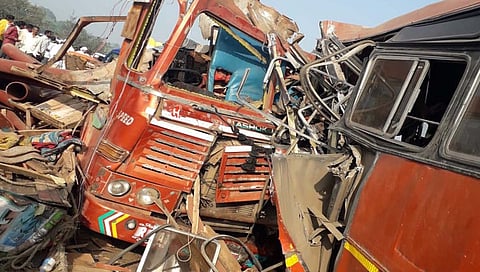 Latur-Ambajogai Road : लातूर-आंबाजोगाई मार्गावर बस आणि ट्रकची समोरासमोर धडक : ६ प्रवासी ठार