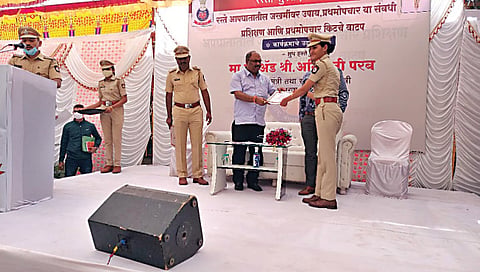 अनिल परब : रस्ते अपघात कमी करण्यासाठी प्रयत्न करतोय ; प्रथमोपचार किटचे वाटप