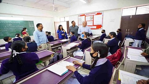 दिल्लीत केजरीवाल यांच्या हस्ते १२ हजार स्मार्ट क्लासरूमचे उद्घाटन
