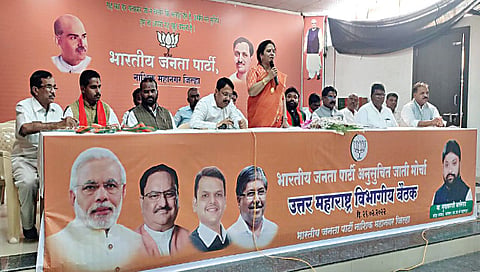 नाशिक : बैठकीत बोलताना आमदार देवयानी फरांदे. समवेत भाजप पदाधिकारी.